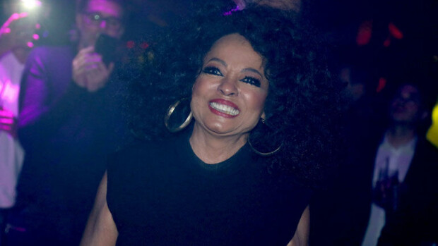 Ällistyttävää! Diana Ross, 73, bailasi homoklubilla villisti tangamiesten ympäröimänä – kuvat! Diana Ross biletti homoklubilla.