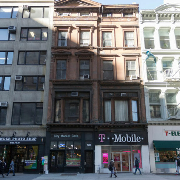Jennin miesystävä asuu New Yorkissa. Jennin miesystävä asuu New Yorkissa.