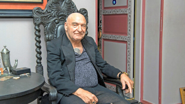 Tällainen on Remu Aaltosen, 70, kaupunkikoti Arabiassa: antiikkiset huonekalut ja upea kylpyhuone tekevät vaikutuksen – kuvat! Remu Aaltonen esitteli Seiskalle kotinsa.