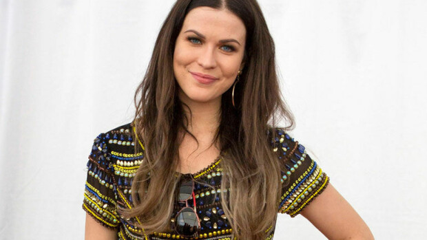 Jenni Vartiaisella ja rahkamiljonäärillä intohimoinen suhde: yhteinen uusivuosi Helsingissä ja lemmenlomia ympäri maailman – kannustivat Lauri Markkasta New Yorkissa! Jenni Vartiainen lemmenlomaili.