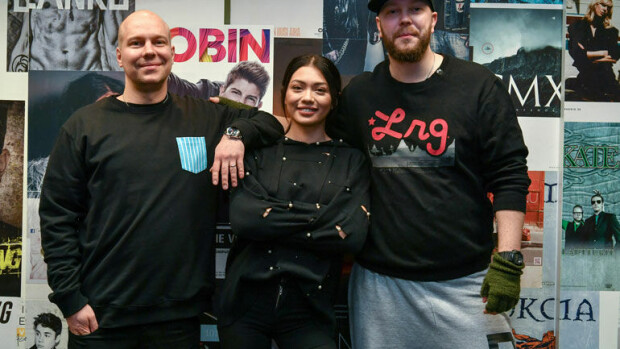 Tiesitkö tätä radio Suomirockin aamujuontajista? Ville Kinaret soitti rokkibändissä – Mikko Honkanen on Pikku G:n tuplaaja! Radio Suomirockin juontajakolmikko.