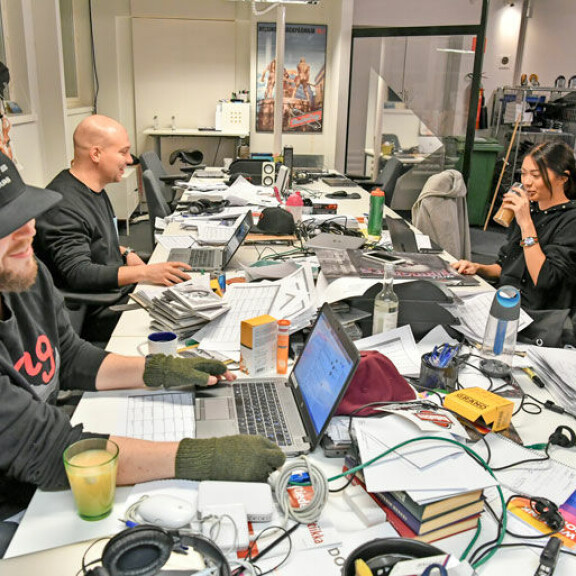 Aamujuontajat kokoontuvat pöydän ääreen suunnittelemaan lähetystä. – Minulla on tarina sokeroinnista, jonka haluaisin kertoa lähetyksessä. Onko teistä muuten kumpikaan käynyt sokeroinnissa? Shirly kysyy juontajakavereiltaan saaden heti vastauksen. – Katso meitä, Ville naurahtaa. Aamujuontajat kokoontuvat pöydän ääreen suunnittelemaan lähetystä. – Minulla on tarina sokeroinnista, jonka haluaisin kertoa lähetyksessä. Onko teistä muuten kumpikaan käynyt sokeroinnissa? Shirly kysyy juontajakavereiltaan saaden heti vastauksen. – Katso meitä, Ville naurahtaa.