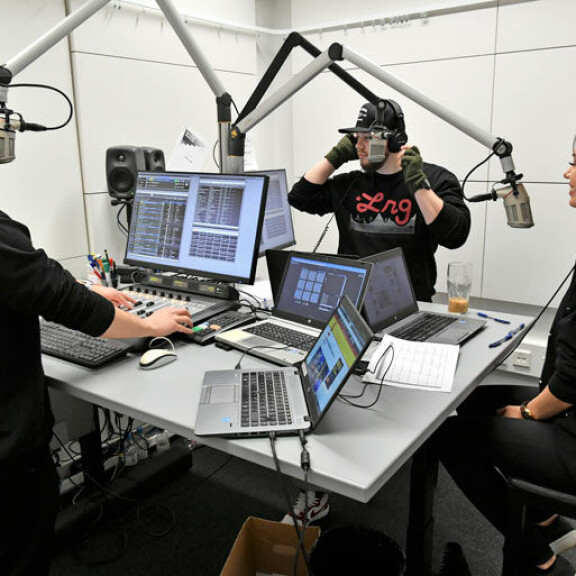 Mikko, Ville ja Shirly luotsaavat radiolähetystä Helsingin Kaapelitehtaalta jokaisena arkiaamuna 7:stä 11:een. Mikko, Ville ja Shirly luotsaavat radiolähetystä Helsingin Kaapelitehtaalta jokaisena arkiaamuna 7:stä 11:een.
