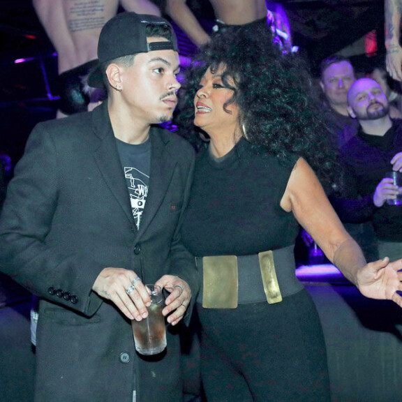 Esiliinanaan Dianalla oli Nälkäpeli-leffoista tuttu poikansa Evan Ross. Esiliinanaan Dianalla oli Nälkäpeli-leffoista tuttu poikansa Evan Ross.