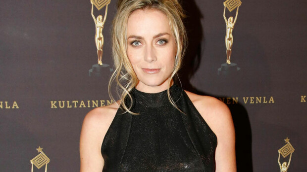 Tyrmäävän upea Iina Kuustonen poistui gaalajatkoilta käsi kädessä Sebastian Rejmanin kanssa – kuva! Iina Kuustonen poistui jatkoilta miehensä kanssa käsi kädessä.