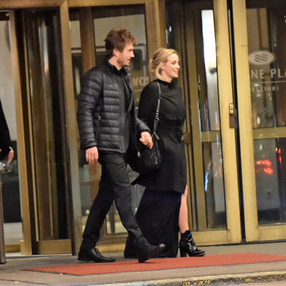 Tyrmäävän upea Iina Kuustonen poistui gaalajatkoilta käsi kädessä Sebastian Rejmanin kanssa – kuva! Sebastian ja iina.