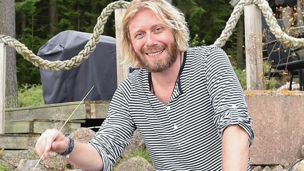 Hups! Kimmo Vehviläinen julkaisi somessa hauskan koiravideon - testi: kiinnitätkö huomion supersöpöön synttärisankariin vai isännän hulppeaan viinavarastoon!? Kimmo Vehviläinen