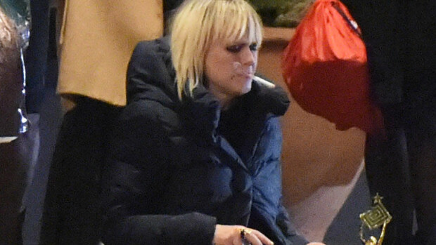 Paparazzikuvat Kultainen Venla -gaalajatkoilta: Triplavoittaja Leea Klemola makasi asfaltilla pysti kädessä, Kaarina Hazard paimensi – kuvat! Leea Klemola Kultainen Venla -gaalan jälkeen.