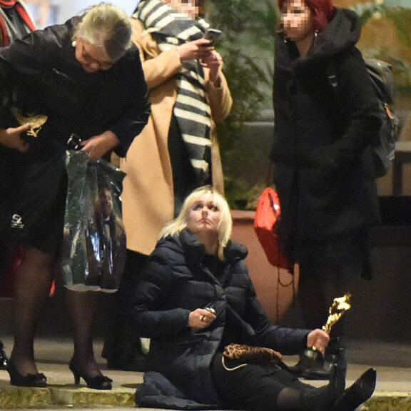 Paparazzikuvat Kultainen Venla -gaalajatkoilta: Triplavoittaja Leea Klemola makasi asfaltilla pysti kädessä, Kaarina Hazard paimensi – kuvat! Leea Klemola