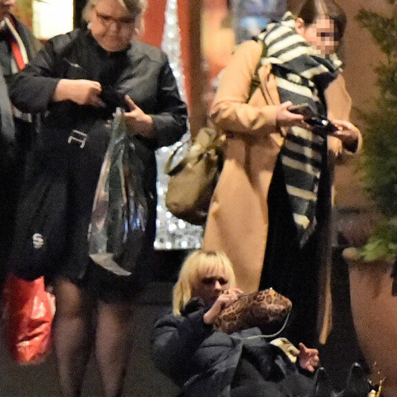 Paparazzikuvat Kultainen Venla -gaalajatkoilta: Triplavoittaja Leea Klemola makasi asfaltilla pysti kädessä, Kaarina Hazard paimensi – kuvat! Leea Klemola