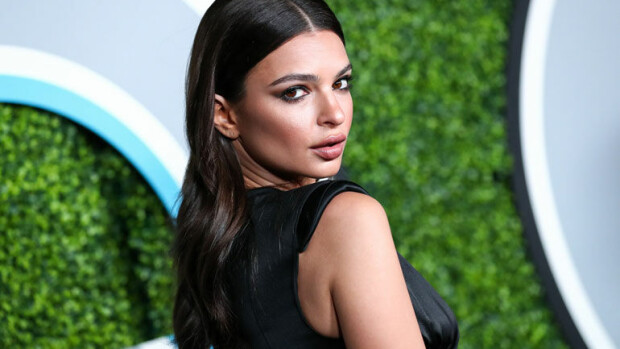Huippumalli ilkosen alasti! Emily Ratajkowski kohautti jälleen ilman rihman kiertämää: 'Venuksen syntymä' – kuva! Emily Ratajkowski poseeraa ilman rihman kiertämää.