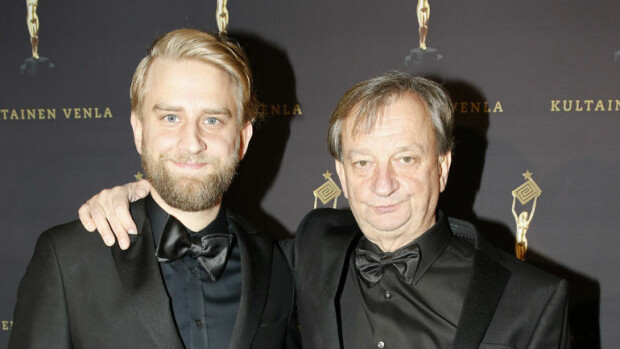 Hjallis Harkimo haukkui tylysti Joonas Nordmanin Pelimies-show'n Kultainen Venla -gaalassa: 'Ihan paska ohjelma!' Hjallis ja Joel Harkimo