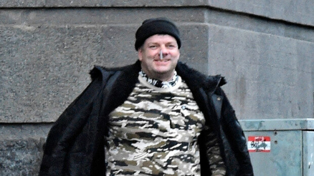 Sokkikuvat! Jari Sillanpään rähjäinen olemus hämmästyttää: tupakoi sairaalan edessä autuas virne kasvoillaan – kädestä törrötti kanyyli! Jari Sillanpää