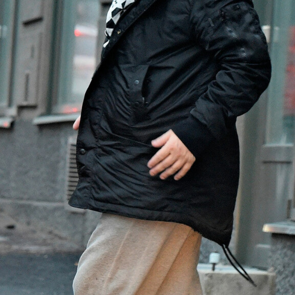 Sokkikuvat! Jari Sillanpään rähjäinen olemus hämmästyttää: tupakoi sairaalan edessä autuas virne kasvoillaan – kädestä törrötti kanyyli! Jari Sillanpää