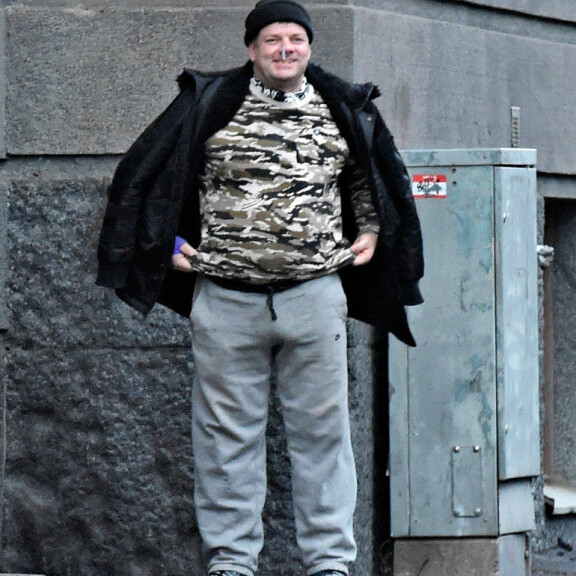 Sokkikuvat! Jari Sillanpään rähjäinen olemus hämmästyttää: tupakoi sairaalan edessä autuas virne kasvoillaan – kädestä törrötti kanyyli! Jari Sillanpää