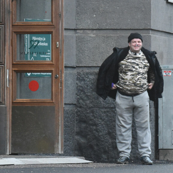 Sokkikuvat! Jari Sillanpään rähjäinen olemus hämmästyttää: tupakoi sairaalan edessä autuas virne kasvoillaan – kädestä törrötti kanyyli! Jari Sillanpää