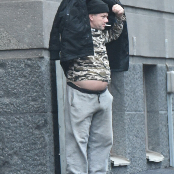 Sokkikuvat! Jari Sillanpään rähjäinen olemus hämmästyttää: tupakoi sairaalan edessä autuas virne kasvoillaan – kädestä törrötti kanyyli! Jari Sillanpää