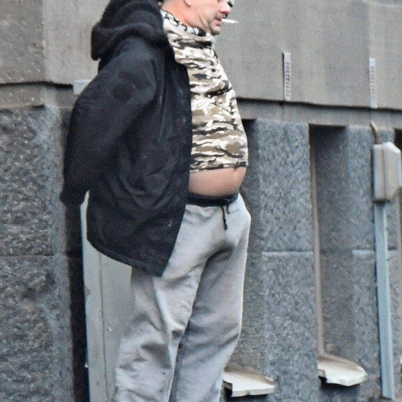 Sokkikuvat! Jari Sillanpään rähjäinen olemus hämmästyttää: tupakoi sairaalan edessä autuas virne kasvoillaan – kädestä törrötti kanyyli! Jari Sillanpää