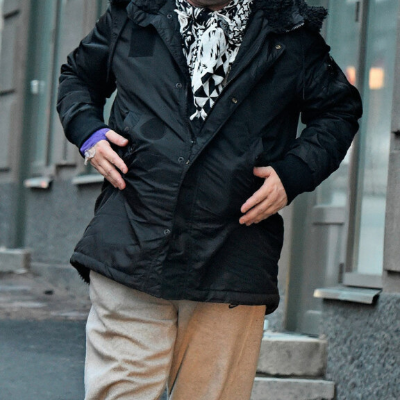 Sokkikuvat! Jari Sillanpään rähjäinen olemus hämmästyttää: tupakoi sairaalan edessä autuas virne kasvoillaan – kädestä törrötti kanyyli! Jari Sillanpää