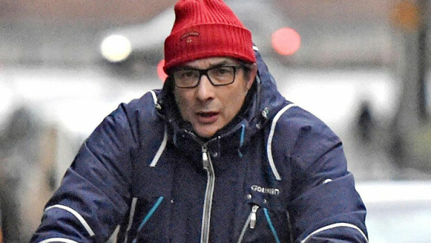 Kohuasianajaja Heikki Lampela aloitti kuntokuurin: polki pyörällä kuin tuulispää – kuvat! Heikki Lampela ajaa pyörällä.