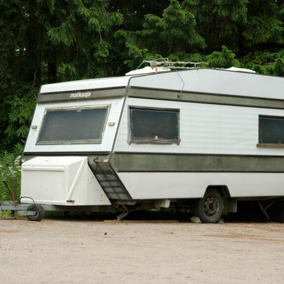 Tässä on räppäri Junon asuttama rähjäinen asuntovaunu – kuva! Ei juoksevaa vettä – parkissa syrjäseudulla! Junon asuntovaunu.