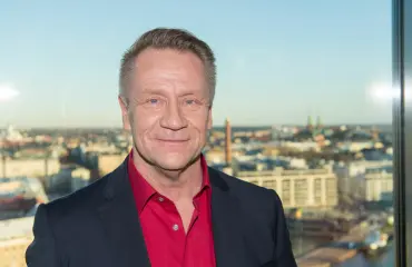 Olli Lindholm ja Eveliina-rakas hempeilivät jääkiekkokatsomossa – kuva!