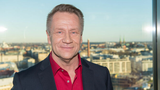 Olli Lindholm ja Eveliina-rakas hempeilivät jääkiekkokatsomossa – kuva! Olli Lindholm katsoi Ässien peliä.