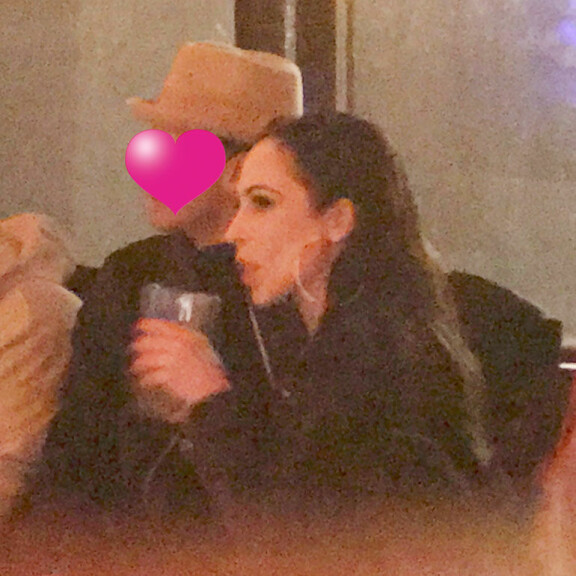 Janna ja mystinen hattumies: kuhertelua ja kyhnäystä – kuva! Janna ja mies baarissa.