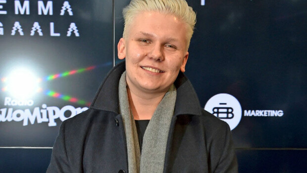 Sydänsuruista kärsivä Arttu Lindeman kailotti karaokea Lahden syntisessä yössä – kuva! Arvaisitko kappaleen? Arttu Lindeman lauloi karaokea.