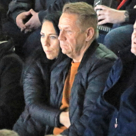 Olli Lindholm ja Eveliina-rakas hempeilivät jääkiekkokatsomossa – kuva! Olli Lindholm ja Eveliina.