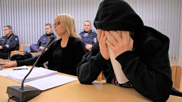 Puukotti kaveriaan 40 kertaa – 33-vuotiaalle miehelle elinkautinen murhasta! ”Hänellä oli ihme fiksaatio veitsiin” Jari Koistinen tuomittiin murhasta.