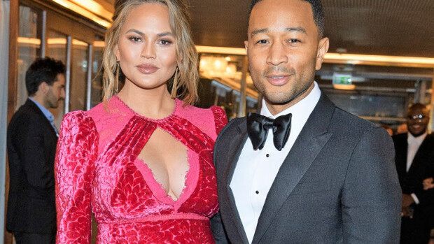 Chrissy Teigen joutui karmean salaliittoteorian uhriksi: toimittaja väittää huippumallin kuuluvan tunnettuun pedofiilirinkiin – Chrissy haastaa oikeuteen! Chrissy Teigen ällistyi, kun hänen söpöt taaperokuvansa yhdistettiin poliittiseen salaliittoon.