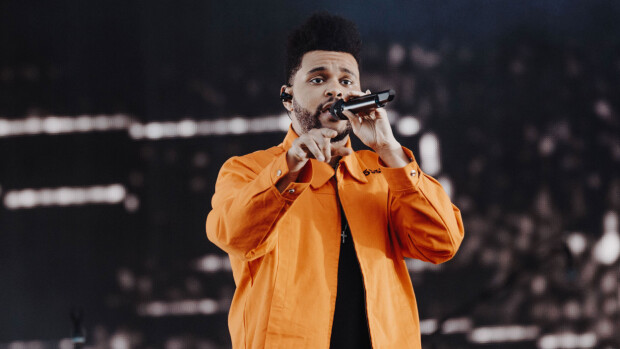 H&M:n mainos aiheutti järkyttävän someraivon: tummaihoinen poika puettiin apinahuppariin – katso! Suomessa käynyt supertähti katkaisi välit yritykseen! The Weeknd