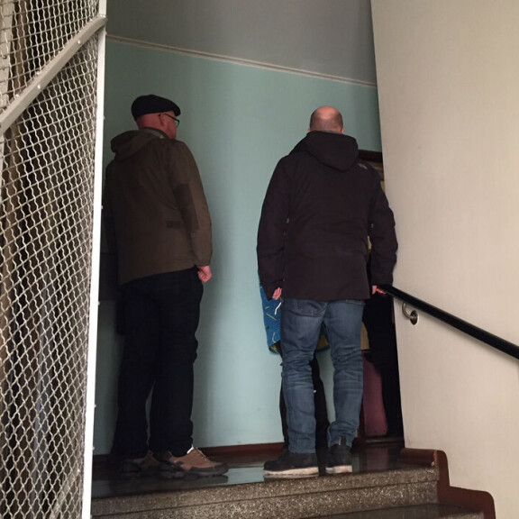 Tuksun asuntoa tuli ihailemaan kymmenet uteliaat. Jono ulottui rappukäytävään saakka. Tuksun asuntoa tuli ihailemaan kymmenet uteliaat. Jono ulottui rappukäytävään saakka.