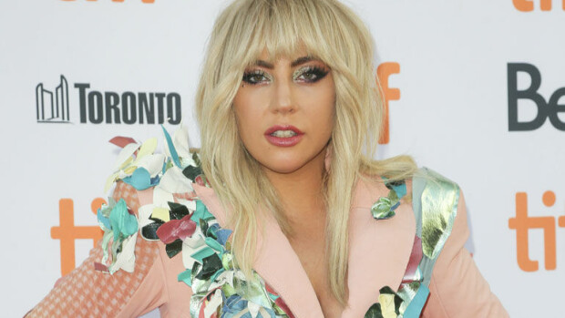 Jestas! Lady Gaga esittelee pakaroitaan lähes olemattomissa bikineissä – kuvat! Lady Gaga esitteli pakaroitaan.