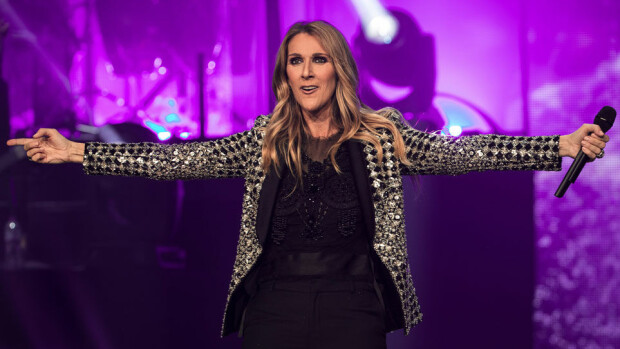 Häirikkö keskeytti konsertin: humalainen nainen nylkytti Céline Dionia lavalla – katso! Celien Dion