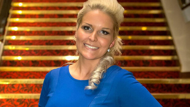Suomen seksikkäin lentoemäntä Anne-Mari Miettinen keikistelee uima-altaalla pakarat paljaina – kuva! Anne-Mari Miettinen kuumottaa bikineissä.