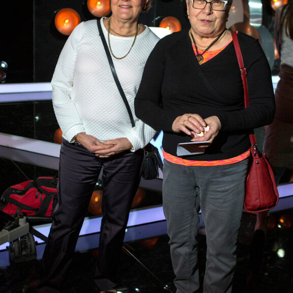 Sirkka Rampa ja Tuula Lehtinen toivovat sydämestään, että Napakympissä muodostuisi oikeita pariskuntia. – Totta kai, ilman muuta. Ja aina sitä arvuutteleekin, että tuo sopisi tuolle, ja että toivottavasti tuo ottaisi tuon! Ja että voi voi, nyt meni väärin! Sirkka Rampa ja Tuula Lehtinen toivovat sydämestään, että Napakympissä muodostuisi oikeita pariskuntia. – Totta kai, ilman muuta. Ja aina sitä arvuutteleekin, että tuo sopisi tuolle, ja että toivottavasti tuo ottaisi tuon! Ja että voi voi, nyt meni väärin!