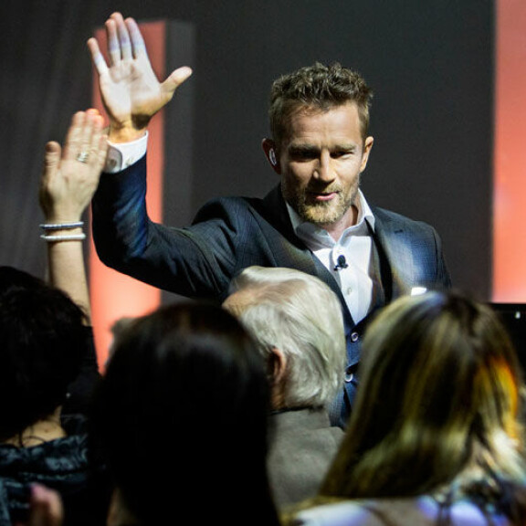 – Ohjelman teko on oikeasti tosi mukavaa. Ja nyt tämä tuntuu menevän vielä luontevammin kuin syksyn kuvauksissa, Lenni-Kalle Taipale iloitsee Seiskalle. – Ohjelman teko on oikeasti tosi mukavaa. Ja nyt tämä tuntuu menevän vielä luontevammin kuin syksyn kuvauksissa, Lenni-Kalle Taipale iloitsee Seiskalle.