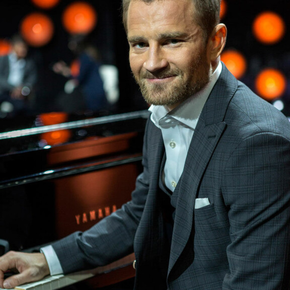 Lenni-Kalle on elementissään flyygelin takana. – Tehtäväni ei ole sooloilla liikaa, vaan olla hienostuneen tyylikäs. Lenni-Kalle on elementissään flyygelin takana. – Tehtäväni ei ole sooloilla liikaa, vaan olla hienostuneen tyylikäs.