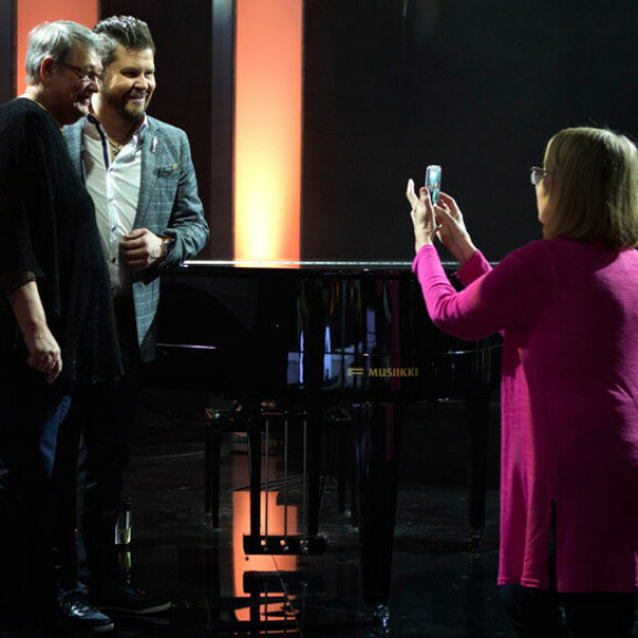 Jannen mukaan ”voisi olla aika jännä paikka” istuskella itse kilpailijan tuolissa. – Olen siviilielämässä niin ujo. Lavaolemiseni on ihan aitoa, mutta se vaatii sen statuksen, että olen juontaja tai esiintyjä. Mutta siviilihenkilönä – vaikkapa sukujuhlissa – vetäydyn aina pimeimpään nurkkaan. En ole silloin mikään jutunheittäjä, hän yllättää. Jannen mukaan ”voisi olla aika jännä paikka” istuskella itse kilpailijan tuolissa. – Olen siviilielämässä niin ujo. Lavaolemiseni on ihan aitoa, mutta se vaatii sen statuksen, että olen juontaja tai esiintyjä. Mutta siviilihenkilönä – vaikkapa sukujuhlissa – vetäydyn aina pimeimpään nurkkaan. En ole silloin mikään jutunheittäjä, hän yllättää.