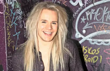 Olli Herman popsi makkaraa lätkämatsissa – kuva!