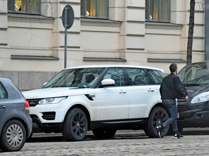 Voi voi, Mikko Leppilampi tuuppasi autonsa taas sakkopaikalle – kuva! Mikko Leppilampi pysäköi miten sattuu.