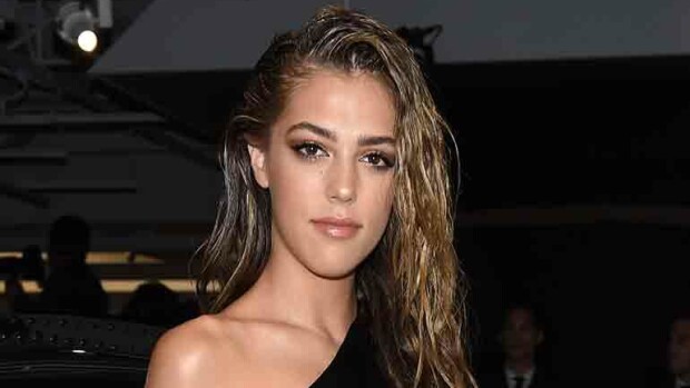 Huhhuh, Sylvester Stallonen seksipommi-tytär keikistelee autuaasti - pikkubody vetäytyy piukkojen pakaroiden väliin! Sistine Stallone
