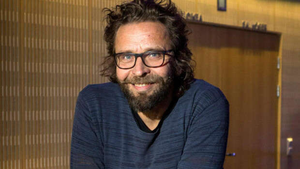 Väsy yllätti stand up -koomikko Ilari Johanssonin junassa – kuva! Ilari Johansson nukahti ravintolavaunussa.