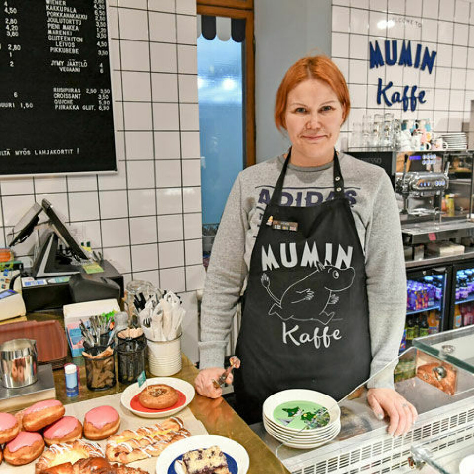 Toimitusjohtajan täytyy taipua moneksi. Sannalta sujuvat myös kahvilan asiakaspalvelutehtävät Helsingin Stockmannilla.