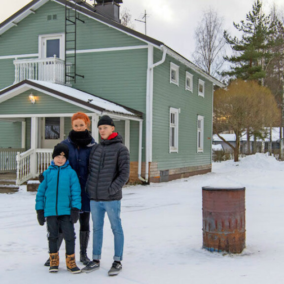 Joutsenolaisperheen unelmatalosta tuli karmiva painajainen – järkyttävä totuus paljastui puolen vuoden asumisen jälkeen: Suurin osa omaisuudestamme oli yhtäkkiä pilalla! Perhe hometalon pihalla.