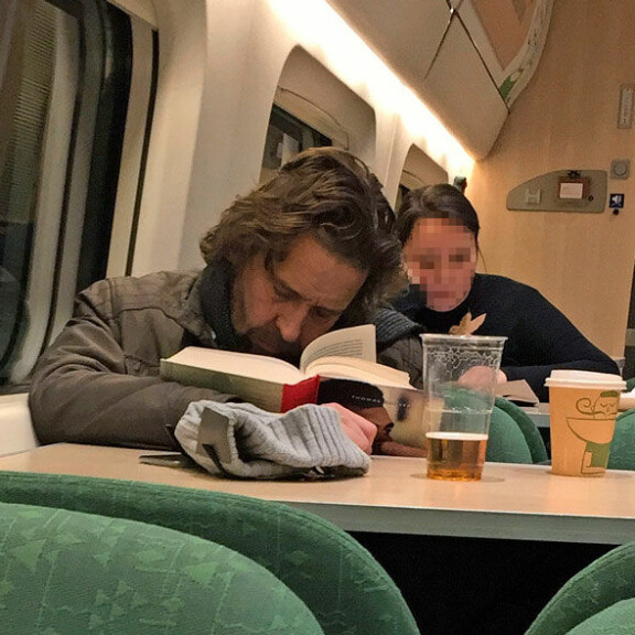 Väsy yllätti stand up -koomikko Ilari Johanssonin junassa – kuva! Ilari Johansson torkahti junassa.