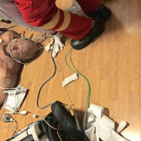 Tämän kuvan ottaessaan Elziera oli jo varma, ettei Marko selviäisi. – Vaistonvaraisesti ajattelin, että haluan viimeisen kuvan rakkaastani muistoksi, hän kertoo. Tämän kuvan ottaessaan Elziera oli jo varma, ettei Marko selviäisi. – Vaistonvaraisesti ajattelin, että haluan viimeisen kuvan rakkaastani muistoksi, hän kertoo.