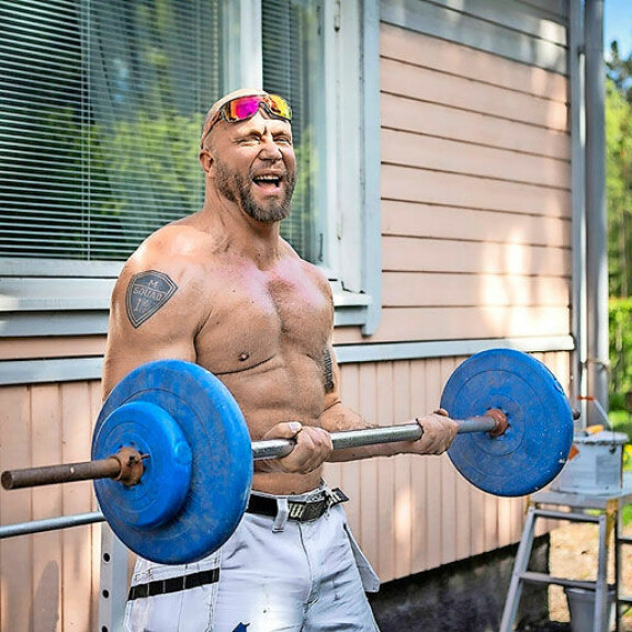 Marko poseerasi Seiskan haastattelussa kesällä 2017. Jättipainot ovat vaihtuneet kevyempiin, sillä kuntoutuminen on vasta alussa. Marko poseerasi Seiskan haastattelussa kesällä 2017. Jättipainot ovat vaihtuneet kevyempiin, sillä kuntoutuminen on vasta alussa.